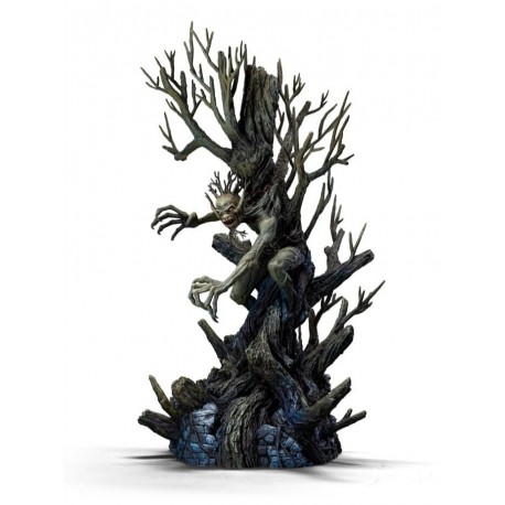 Statue d'Eddie d'Iron Maiden dans un arbre sombre