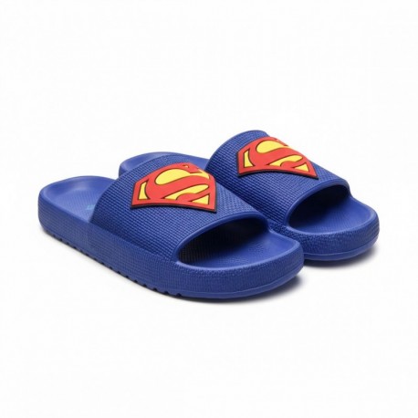 Chinelos azuis Superman com logo amarelo e vermelho