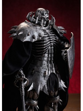 Estatua Skull Knight de Berserk con armadura y espada