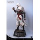 Estatua de Altaïr de Assassin's Creed en base de piedra