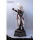 Estatua de Altaïr de Assassin's Creed en base de piedra