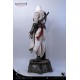 Estatua de Altaïr de Assassin's Creed en base de piedra