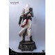 Estátua de Altaïr de Assassin's Creed em base de pedra