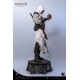 Estatua de Altaïr de Assassin's Creed en base de piedra