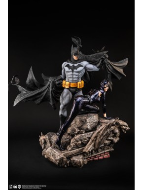 Estátua de Batman e Catwoman de 67 cm