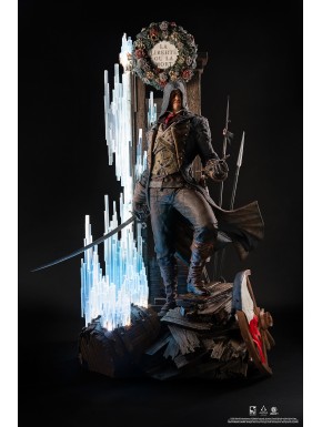 Estatua de Arno Dorian de Assassin's Creed con detalles cristalinos.
