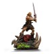 Statue He-Man Unleashed de 34 cm montrant des détails de la base et de l'épée