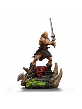 Statue He-Man Unleashed de 34 cm montrant des détails de la base et de l'épée