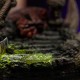 Statue He-Man Unleashed de 34 cm montrant des détails de la base et de l'épée