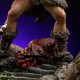 Statue He-Man Unleashed de 34 cm montrant des détails de la base et de l'épée
