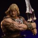 Statue He-Man Unleashed de 34 cm montrant des détails de la base et de l'épée