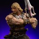 Statue He-Man Unleashed de 34 cm montrant des détails de la base et de l'épée