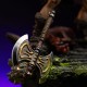 Statue He-Man Unleashed de 34 cm montrant des détails de la base et de l'épée