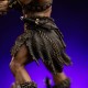 Statue He-Man Unleashed de 34 cm montrant des détails de la base et de l'épée