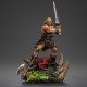 Statue He-Man Unleashed de 34 cm montrant des détails de la base et de l'épée