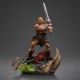 Statue He-Man Unleashed de 34 cm montrant des détails de la base et de l'épée