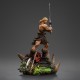 Statue He-Man Unleashed de 34 cm montrant des détails de la base et de l'épée