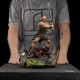 Statue He-Man Unleashed de 34 cm montrant des détails de la base et de l'épée
