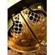 Casco de gladiador Thraex de latón con detalles ornamentales