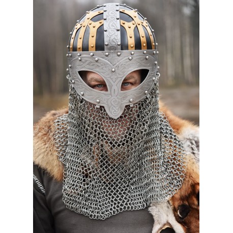 Casco vikingo con espaldar y diseño celta