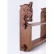 Estantería de madera con cabezas de dragón vikingo