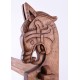 Estantería de madera con cabezas de dragón vikingo