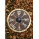 Escudo vikingo con símbolo Vegvísir y borde de cuero