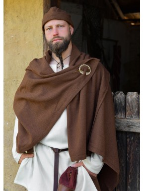 Cape viking en laine marron portée par un homme