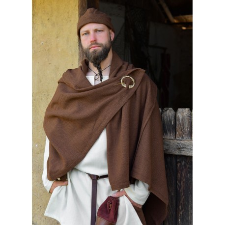 Cape viking en laine marron portée par un homme