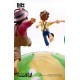 Statue de Tom Sawyer et amis sur base verte
