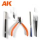 Ensemble d'outils de base AK-Interactive avec pinces, pince, couteau et lime