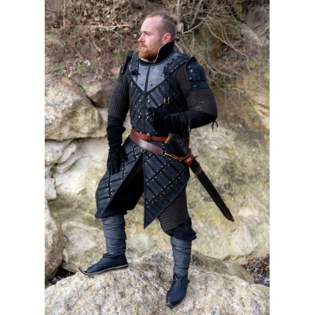 Armadura LARP de cuero negro con diseño celta