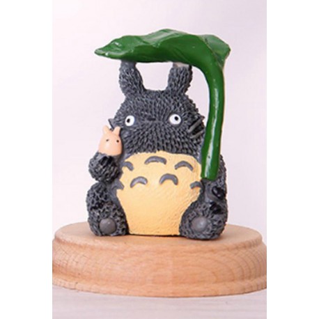 Figura Ghibli Totoro con hoja