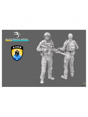 Figura de soldado ucraniano con equipo moderno