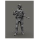 Figura de soldado ucraniano con equipo moderno
