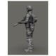 Figura de soldado ucraniano con equipo moderno