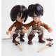 Conjunto de duas figuras chorando de Eren e Mikasa de Attack on Titan
