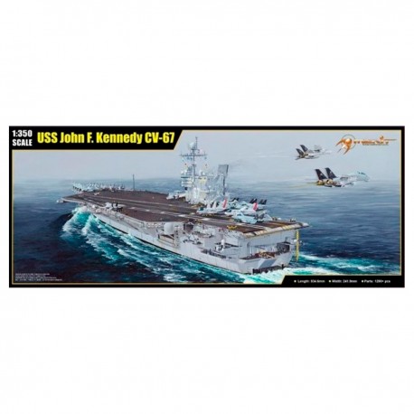 Maquette à l'échelle 1/350 du porte-avions USS John F. Kennedy CV-67