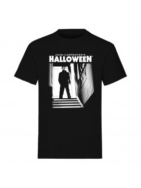 Camiseta negra con diseño de Michael Myers en escaleras
