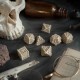 Pack de dados Dice Macabre en fondo oscuro