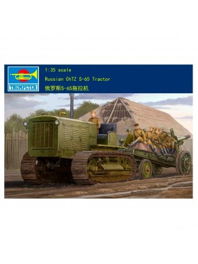 Modelo em escala 1/35 do trator russo ChTZ S-65 da Trumpeter