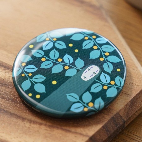 Badge Sans-Visage du Voyage de Chihiro avec feuilles bleues et points jaunes