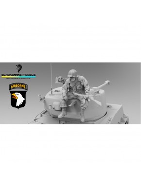 Figura de soldado 101ª Aerotransportada da Black Snake sobre tanque