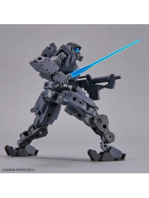 Modèle FORESTIERI 02 de Bandai en action avec épée