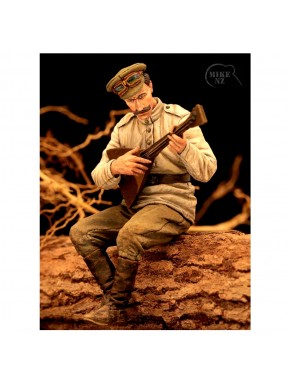 Figurine en résine d'un soldat russe jouant de la balalaïka