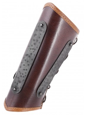 Brazalete de cuero marrón con detalles metálicos