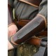 Brassard en cuir marron avec détails métalliques