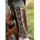 Brassard en cuir marron avec détails métalliques