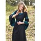 Vestido medieval azul oscuro con mangas trompeta y cinturón