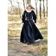 Robe médiévale en velours noir avec boutons décoratifs